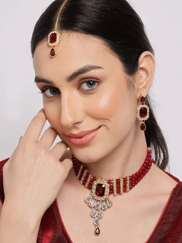 Gold-Plated Stone Studded & Beaded Jewellery Set Consisting Necklace, a pair of Earrings and Maang Tikka - Image 6